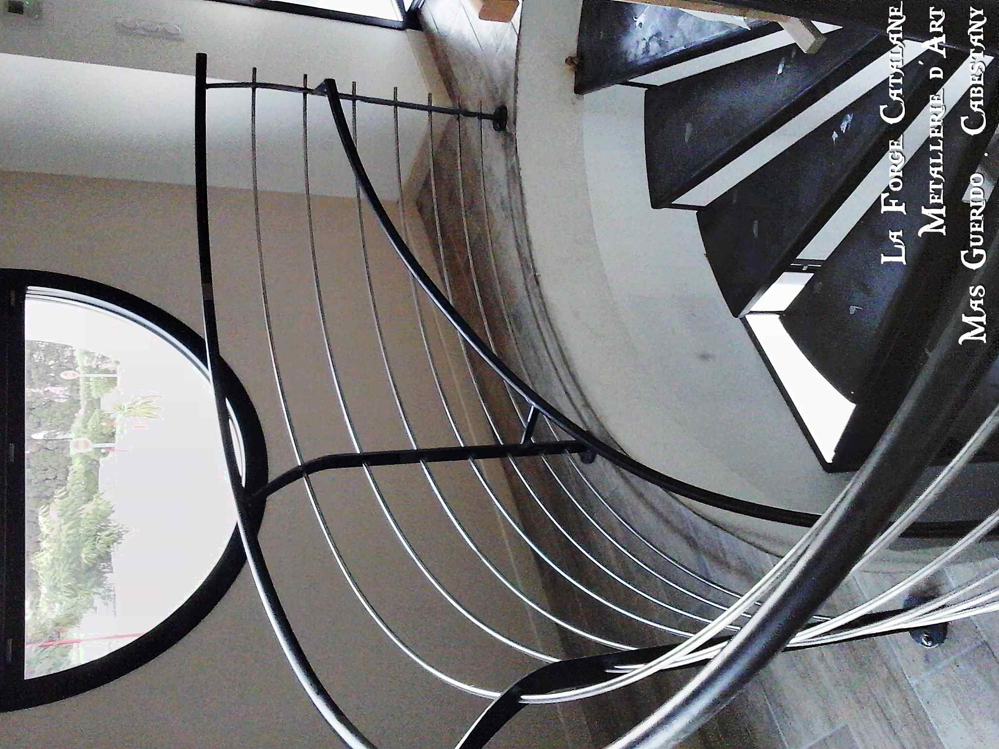 escalier helicoidal rond garde corps debillarde lisses horizontales main courante deportee forge catalane 4.jpg